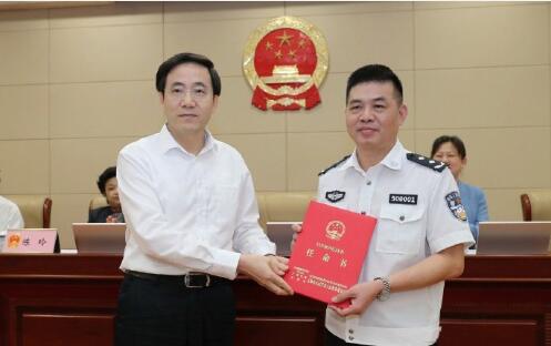 羅棋權(quán)簡歷：廣西公安廳副廳長羅棋權(quán)，曾任廣西政法委副書記，玉林市副市長、公安局局長