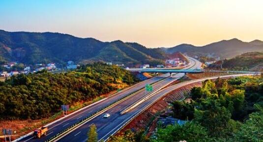 湖南高速公路集團(tuán)馬捷、何海鷹、秦朝陽(yáng)、王輝揚(yáng)、羅衛(wèi)華、汪小平、鄧曉靜、吳皓、譚紹富、周棟梁、鐘放平、邱少進(jìn)、肖玉輝領(lǐng)導(dǎo)班子
