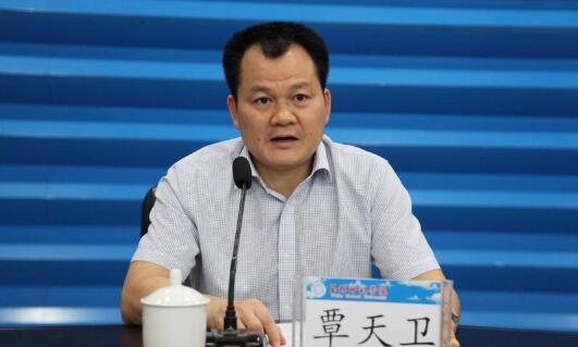 覃天衛(wèi)簡(jiǎn)歷：欽州市人大主任覃天衛(wèi)，曾任玉林市委副書(shū)記、市委常委、組織部長(zhǎng)