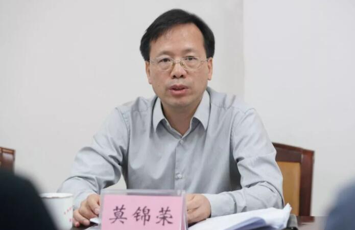 莫錦榮簡歷：廣西中醫(yī)藥大學(xué)黨委書記莫錦榮，曾任欽州市委副書記、市委常委、組織部部長，廣西高院政治部主任