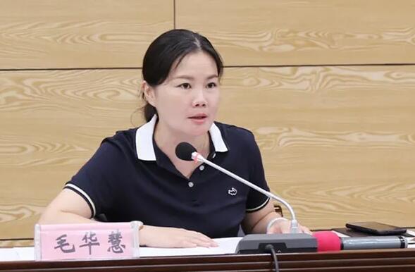 毛華慧簡歷：河池市環(huán)江縣委副書記、縣長毛華慧，曾任河池市投資促進局局長、團委書記