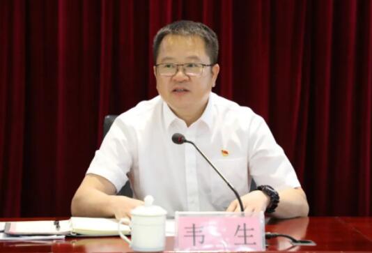 韋生簡歷：百色城市建設(shè)投資發(fā)展集團(tuán)董事長韋生，曾任百投集團(tuán)、百發(fā)集團(tuán)董事長，西林縣委副書記