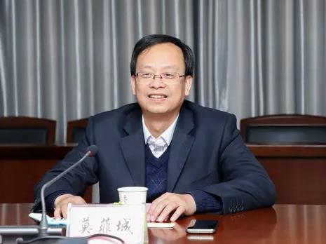 莫菲城簡歷：廣西地礦局副局長莫菲城，曾任廣西農(nóng)投集團總經(jīng)理、平陸運河集團總經(jīng)理、南寧糖業(yè)董事長