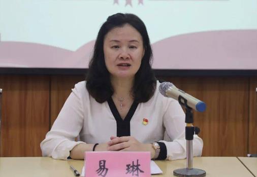 易琳簡歷：桂林市僑聯(lián)主席易琳，曾任桂林市民政局副局長
